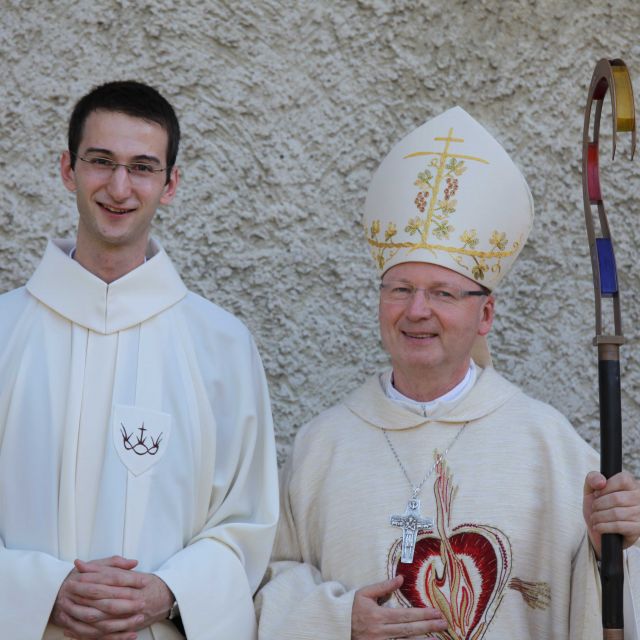 Frater Kilian Deppisch und Bischof Benno Elbs