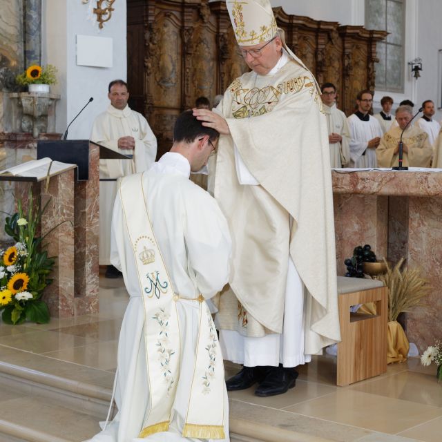 Bischof Benno spendet P. Kilan Deppisch die Priesterweihe