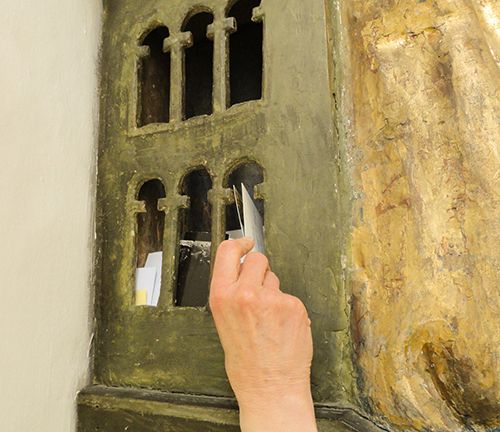 Der Gnadenthron von "Maria, Sitz der Weisheit" ist offen.
Dort können Anliegen deponiert werden.