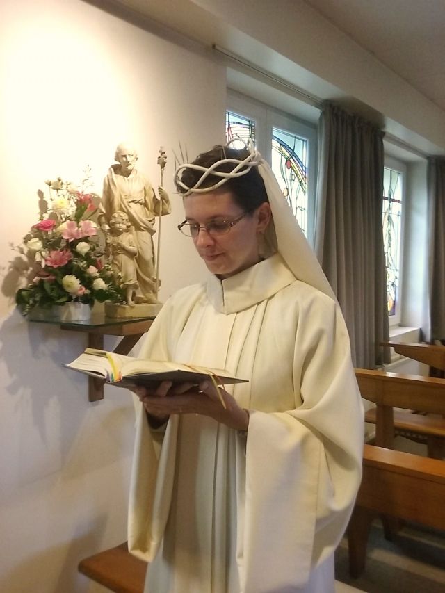 An Sonn-und Feiertagen tragen die Schwestern zur Feier der Liturgie einen weißen Chormantel.
