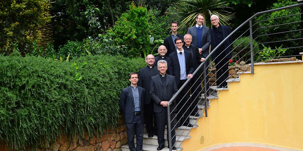 Diakon Márton Héray und die Priestergemeinschaft im Collegium Paulinum, Rom.