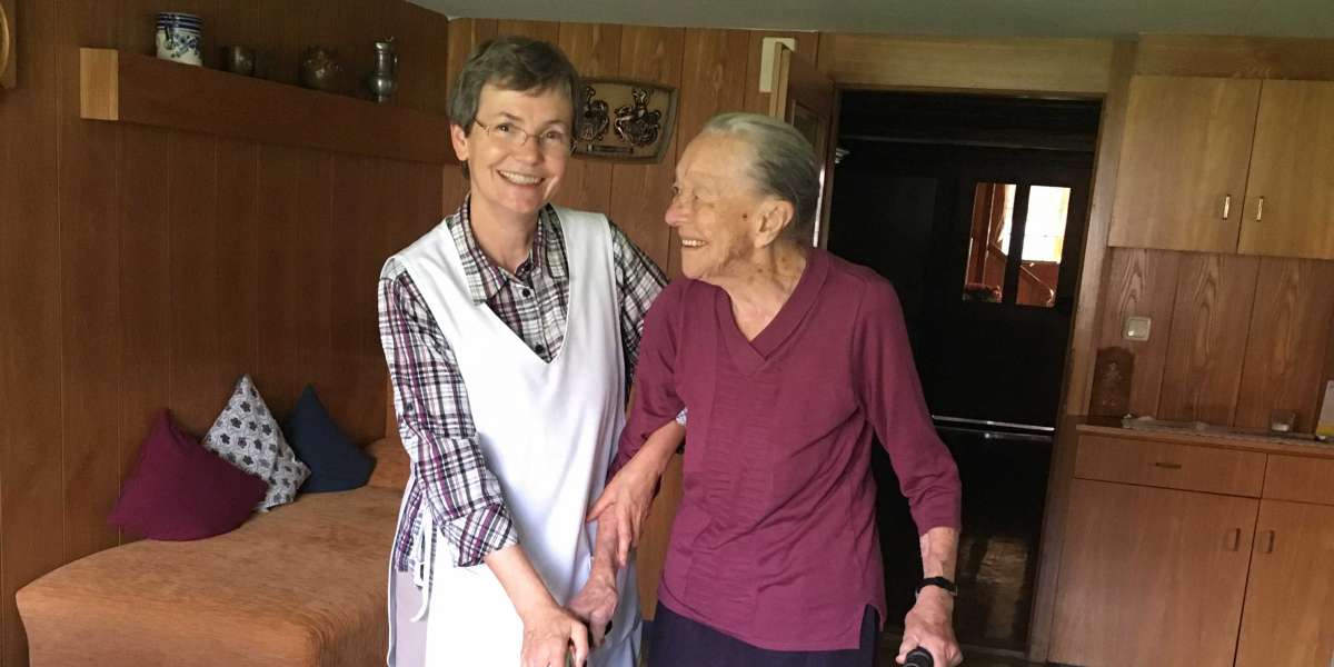 Sr. Anni bei Hausbesuchen