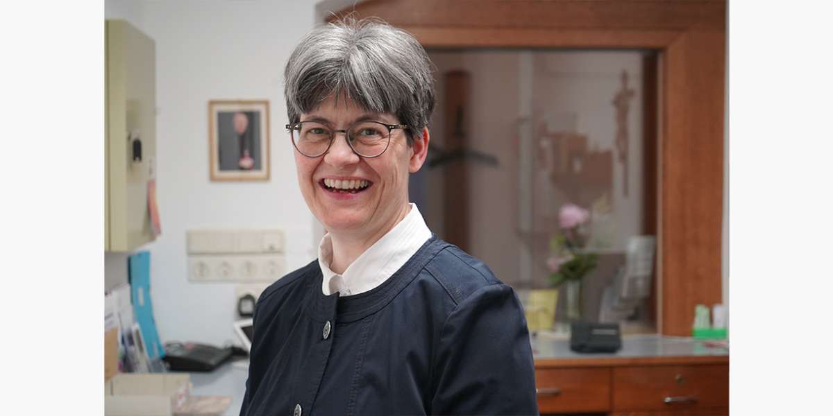 Sr. Klaudia - eine bekannte Stimme am Telefon. Hier noch an der alten Pforte.