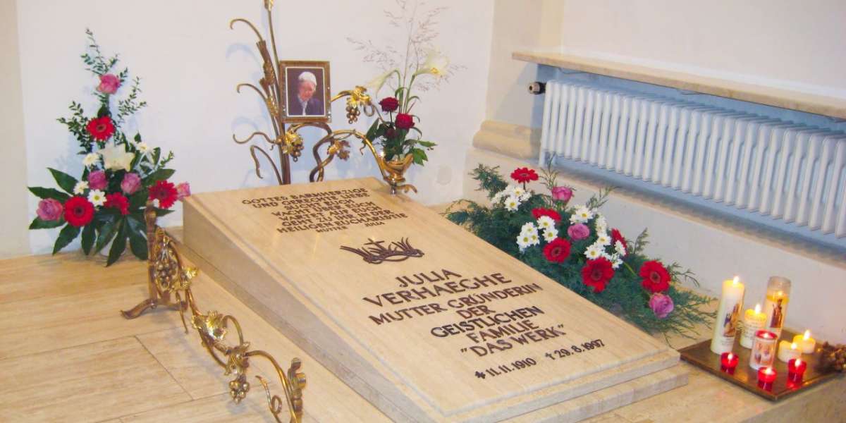 Das Grab von Mutter Julia in der Thalbachkirche, Bregenz