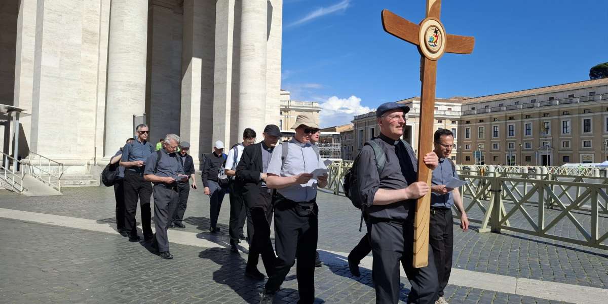 Als Pilger der Hoffnung schreitet Pater Bruno über den Peterplatz durch die Heilige Pforte.
