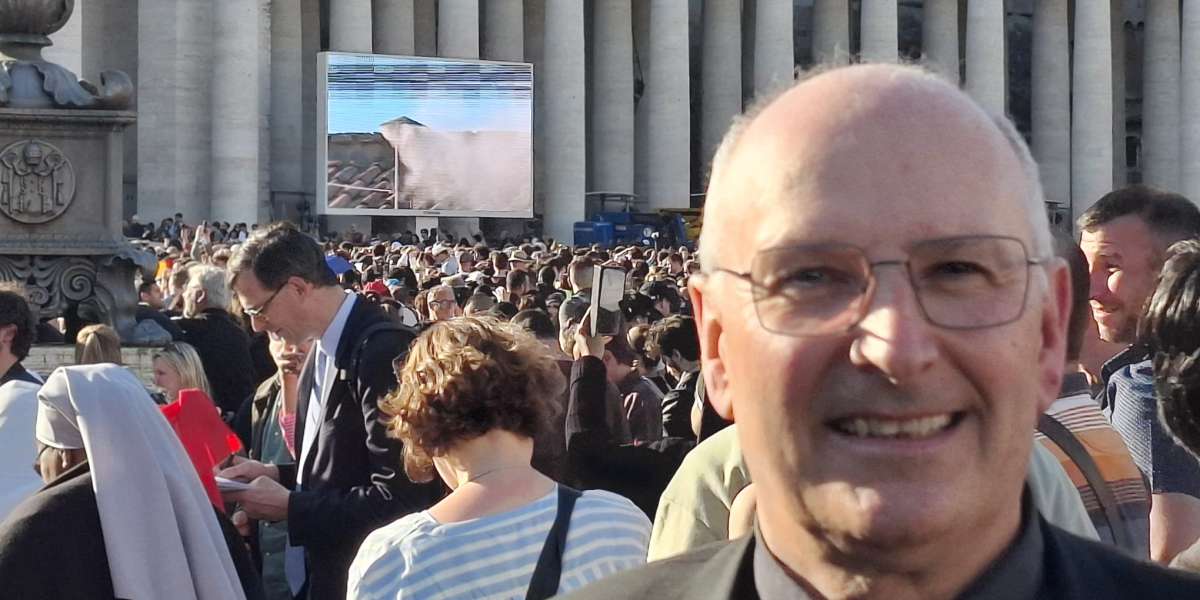 Spannung auf dem Petersplatz. Der weiße Rauch steigt auf.