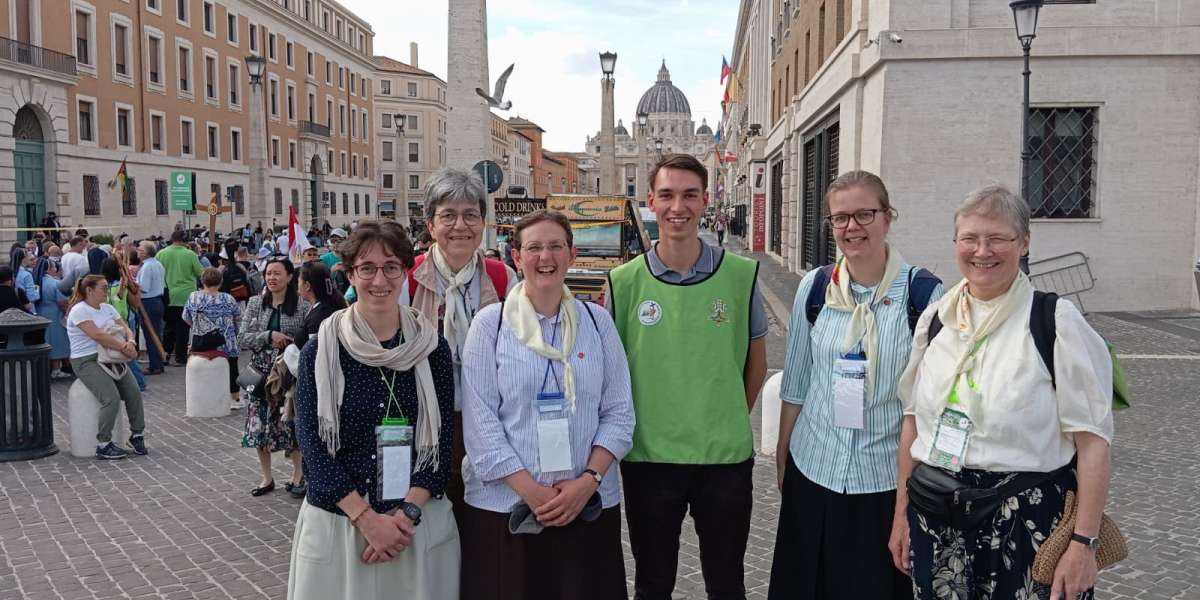 Frater Simon mit einer Pilgergruppe von Schwestern der geistlichen Familie "Das Werk"